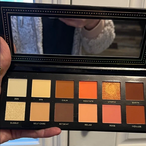 Ace Beaute Vibrant Earthy Eyeshadow Palette - Picture 1 of 3